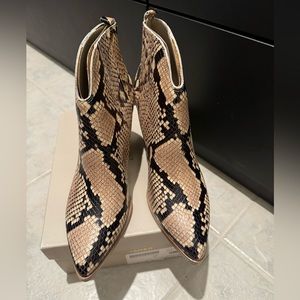 NEW!!! MARC FISHER LTD SEXY SNAKE PRINT BOOTIES SZ 7.5